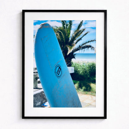 Affiche Planche de Surf Bleue – Ambiance Tropicale et Bord de Mer | Poster sur Papier Mat