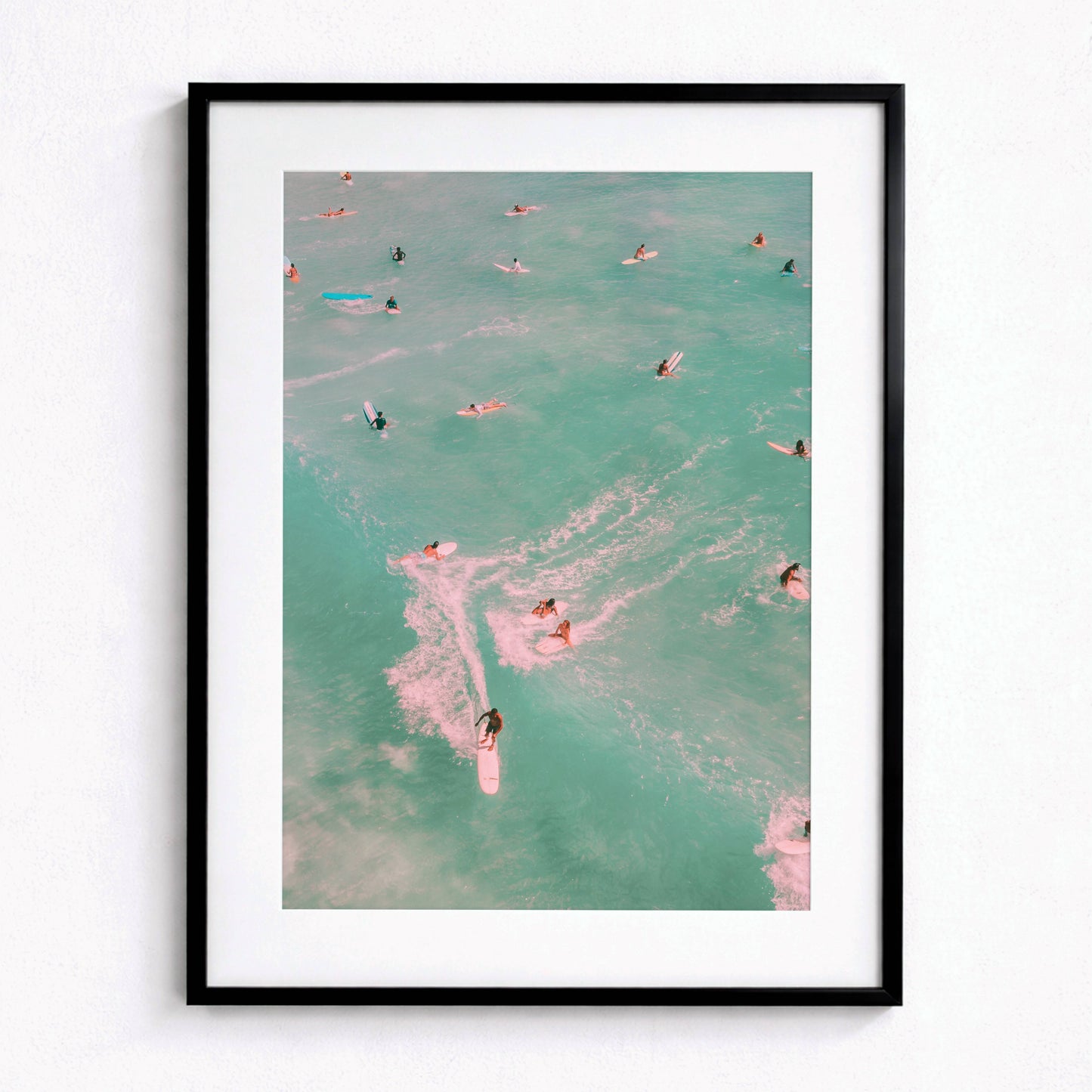 Affiche Surfeurs dans les Eaux Turquoise – Évasion Tropicale et Océan | Poster sur Papier Mat