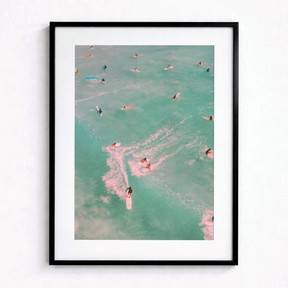 Affiche Surfeurs dans les Eaux Turquoise – Évasion Tropicale et Océan | Poster sur Papier Mat