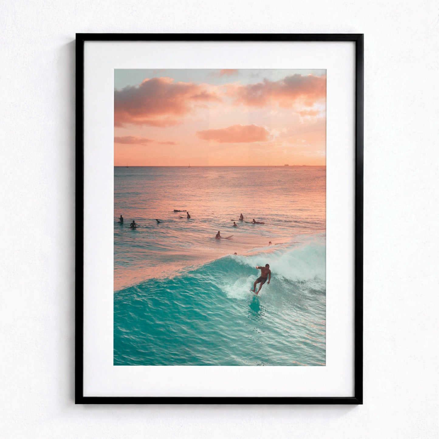 Affiche Surf au Coucher du Soleil – Vague Océanique et Horizon Doré | Poster sur Papier Mat