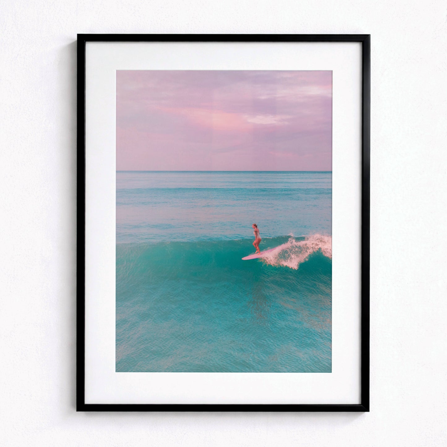 Affiche Surfeuse Minimaliste sur Vague Turquoise – Ambiance Océan et Ciel Pastel | Poster sur Papier Mat