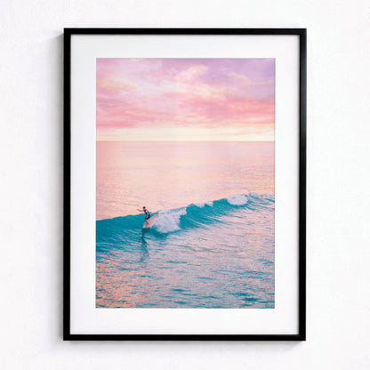 Affiche Surf au Crépuscule Rose – Vague Océanique et Ambiance Tropicale | Poster sur Papier Mat