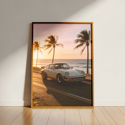 Affiche Porsche Classique en Bord de Mer – Route Côtière au Coucher du Soleil | Poster Automobile Vintage