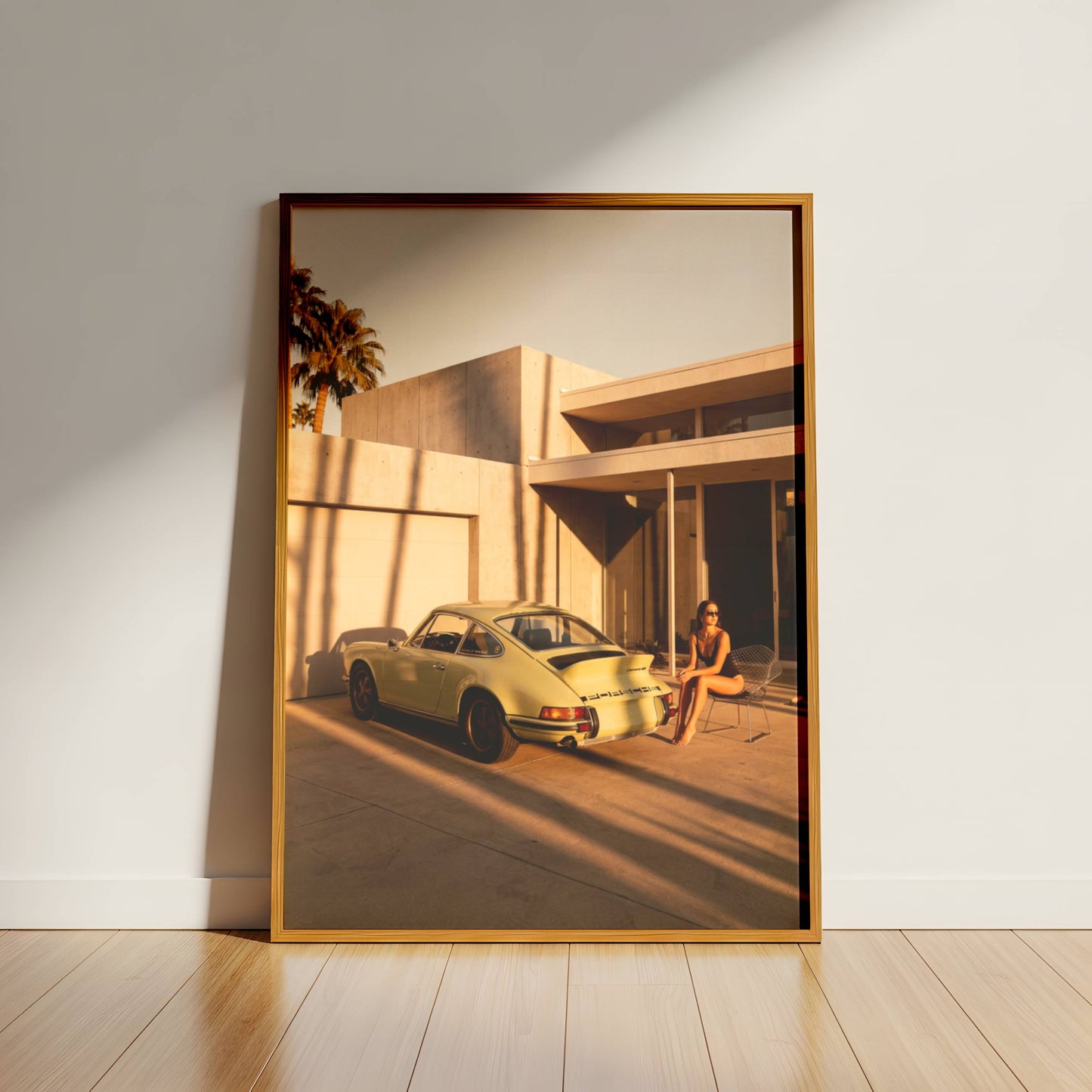 Affiche Porsche Vintage devant Villa de Luxe – Palm Springs Sunset & Élégance Rétro | Poster Automobile Premium