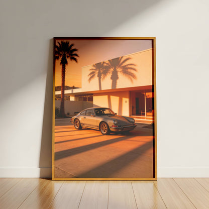 Affiche Porsche 911 au Coucher du Soleil – Lumière Californienne & Ombres de Palmiers | Poster Automobile Vintage Premium
