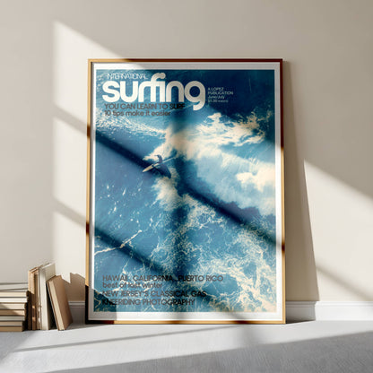 Affiche Surf Vintage – Surfeur dans vague géante océan bleu