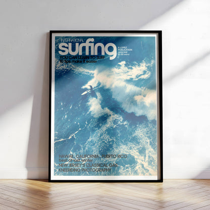 Affiche Surf Vintage – Surfeur dans vague géante océan bleu