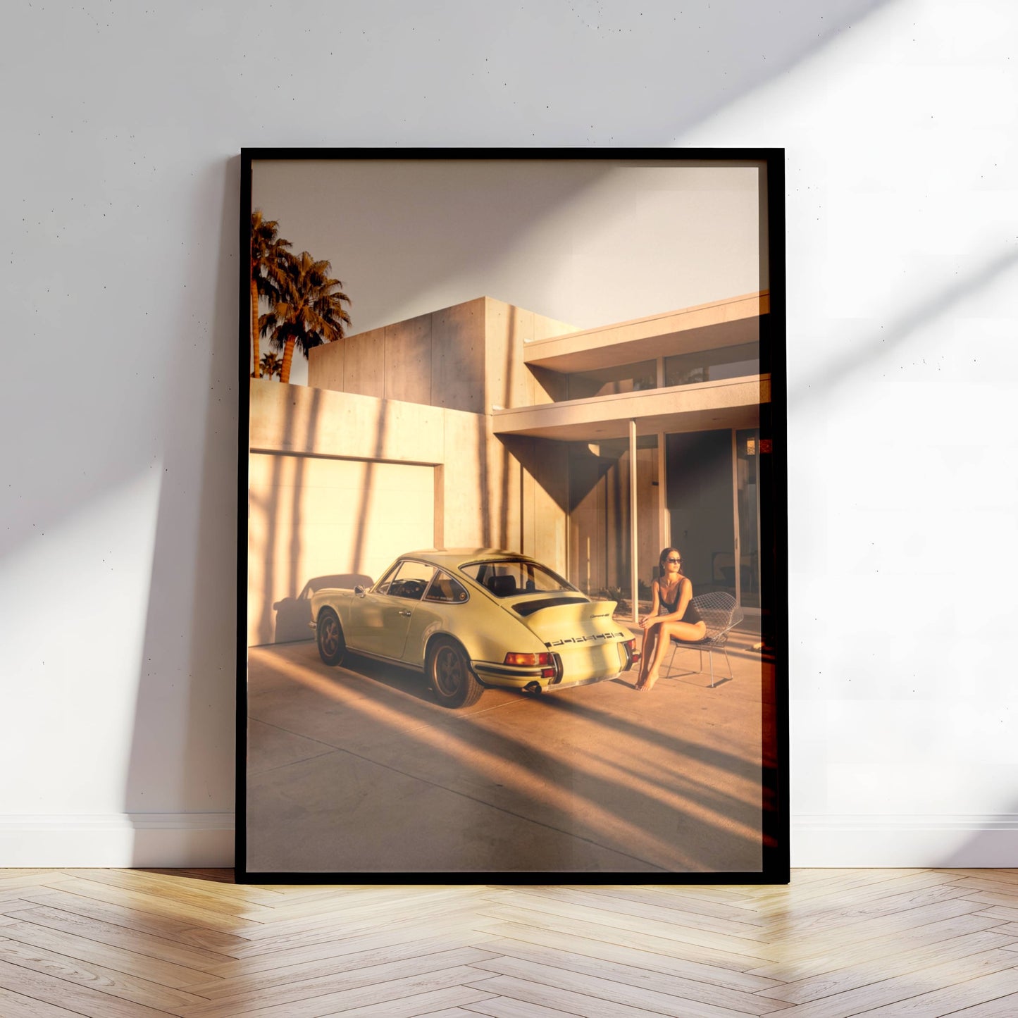 Affiche Porsche Vintage devant Villa de Luxe – Palm Springs Sunset & Élégance Rétro | Poster Automobile Premium