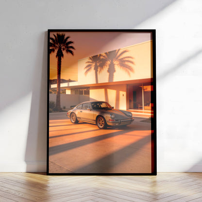 Affiche Porsche 911 au Coucher du Soleil – Lumière Californienne & Ombres de Palmiers | Poster Automobile Vintage Premium