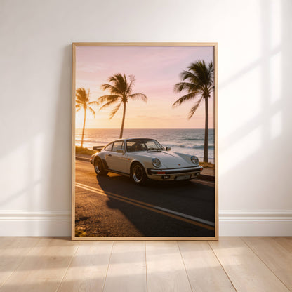 Affiche Porsche Classique en Bord de Mer – Route Côtière au Coucher du Soleil | Poster Automobile Vintage