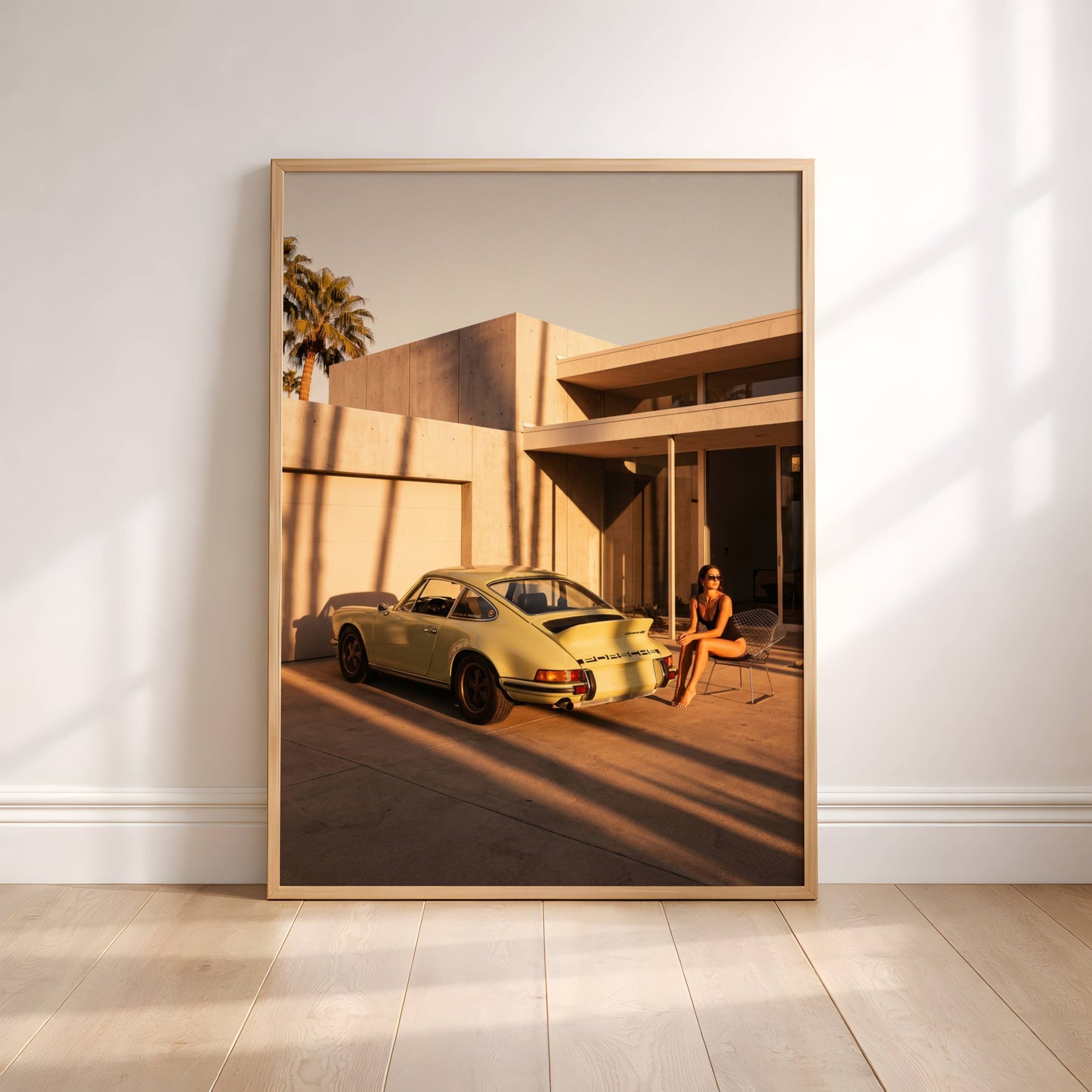 Affiche Porsche Vintage devant Villa de Luxe – Palm Springs Sunset & Élégance Rétro | Poster Automobile Premium