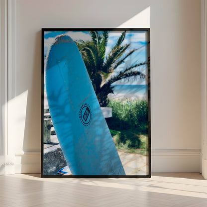 Affiche Planche de Surf Bleue – Ambiance Tropicale et Bord de Mer | Poster sur Papier Mat