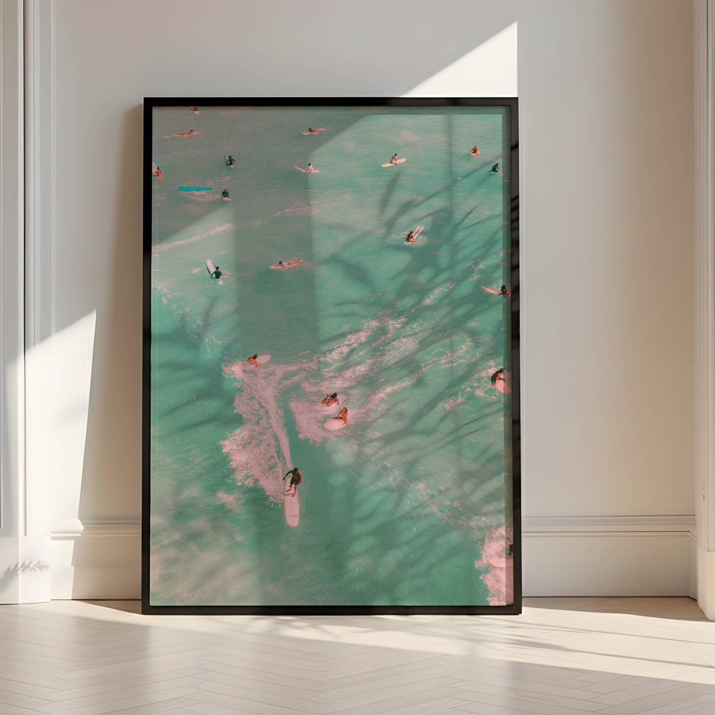 Affiche Surfeurs dans les Eaux Turquoise – Évasion Tropicale et Océan | Poster sur Papier Mat