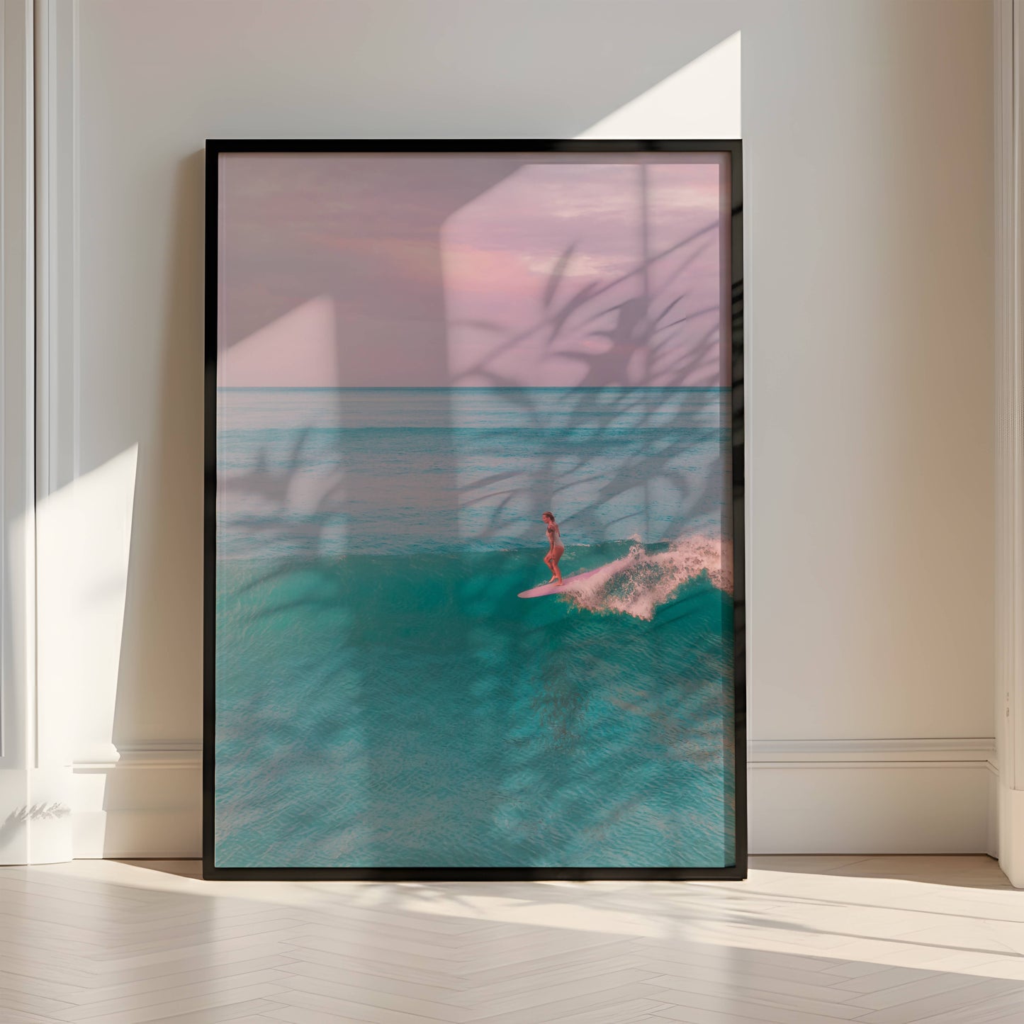 Affiche Surfeuse Minimaliste sur Vague Turquoise – Ambiance Océan et Ciel Pastel | Poster sur Papier Mat