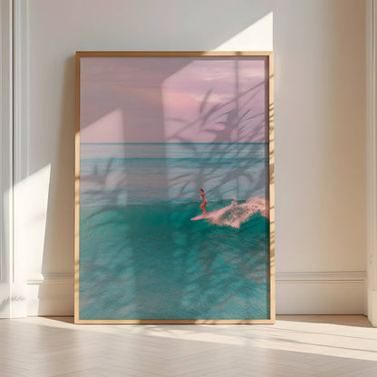 Affiche Surfeuse Minimaliste sur Vague Turquoise – Ambiance Océan et Ciel Pastel | Poster sur Papier Mat