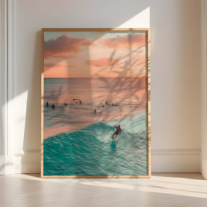 Affiche Surf au Coucher du Soleil – Vague Océanique et Horizon Doré | Poster sur Papier Mat