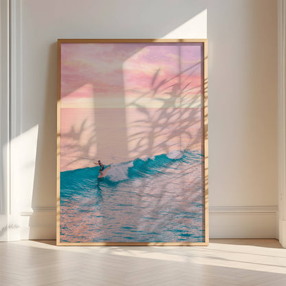 Affiche Surf au Crépuscule Rose – Vague Océanique et Ambiance Tropicale | Poster sur Papier Mat