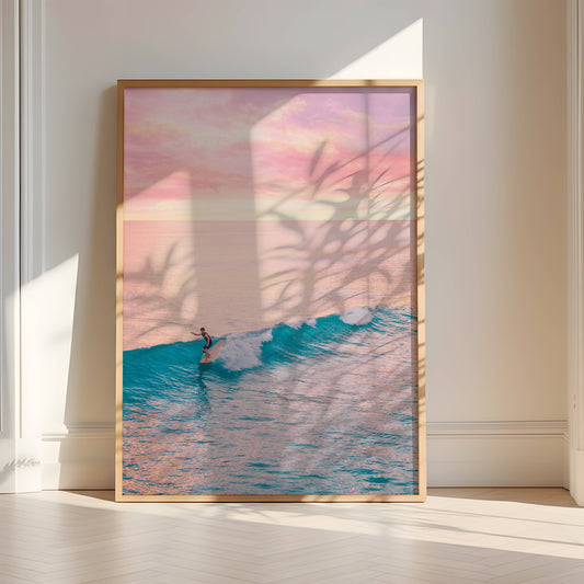 Affiche Surf au Crépuscule Rose – Vague Océanique et Ambiance Tropicale | Poster sur Papier Mat