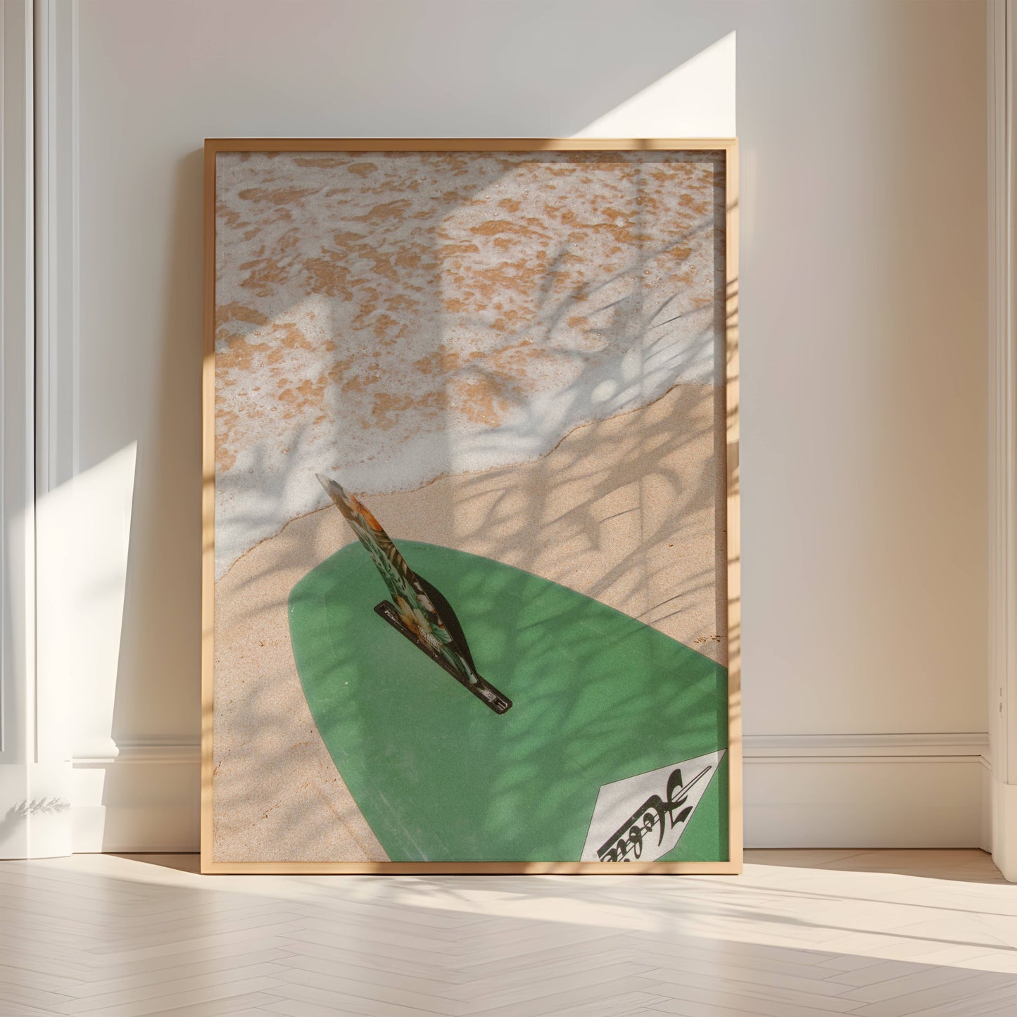 Affiche Planche de Surf sur la Plage – Esprit Océan et Évasion Estivale | Poster sur Papier Mat