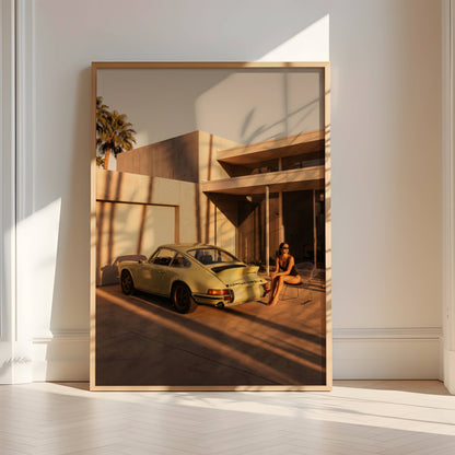 Affiche Porsche Vintage devant Villa de Luxe – Palm Springs Sunset & Élégance Rétro | Poster Automobile Premium