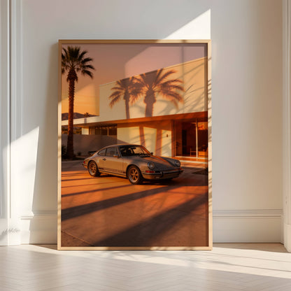 Affiche Porsche 911 au Coucher du Soleil – Lumière Californienne & Ombres de Palmiers | Poster Automobile Vintage Premium
