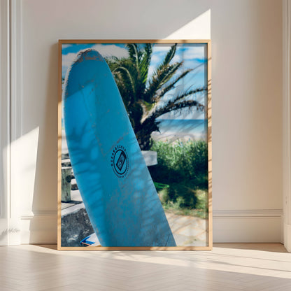 Affiche Planche de Surf Bleue – Ambiance Tropicale et Bord de Mer | Poster sur Papier Mat