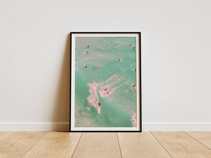 Affiche Surfeurs dans les Eaux Turquoise – Évasion Tropicale et Océan | Poster sur Papier Mat
