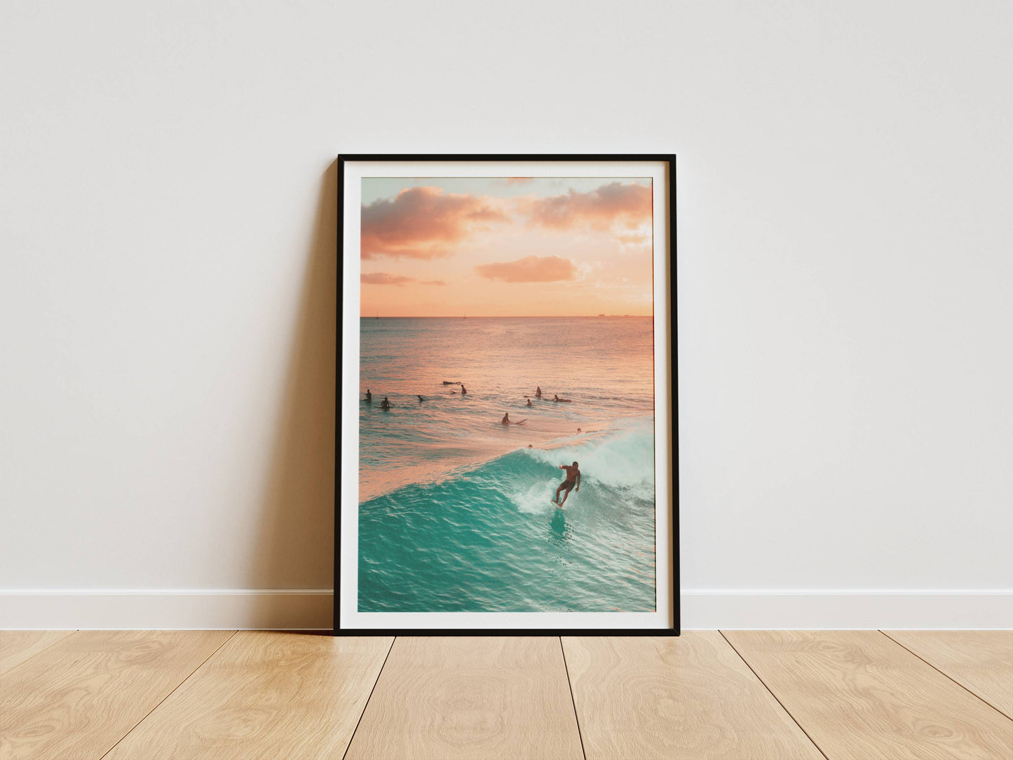 Affiche Surf au Coucher du Soleil – Vague Océanique et Horizon Doré | Poster sur Papier Mat