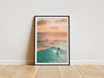 Affiche Surf au Coucher du Soleil – Vague Océanique et Horizon Doré | Poster sur Papier Mat