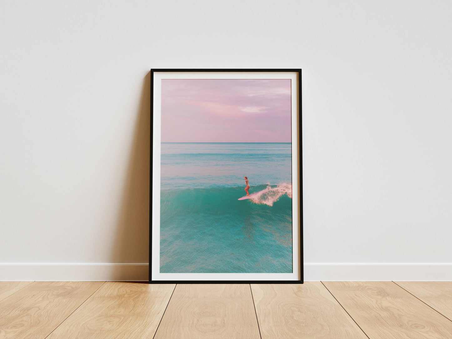 Affiche Surfeuse Minimaliste sur Vague Turquoise – Ambiance Océan et Ciel Pastel | Poster sur Papier Mat