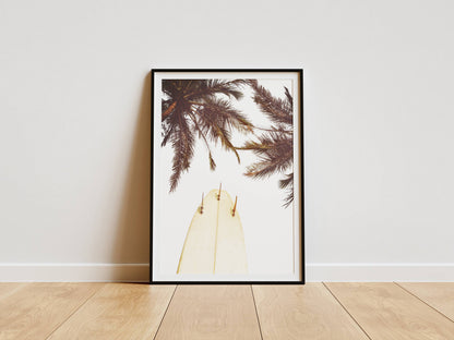 Affiche Planche de Surf et Palmiers – Esprit Tropical et Évasion Côtière | Poster sur Papier Mat