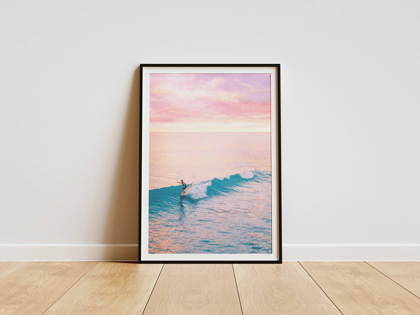 Affiche Surf au Crépuscule Rose – Vague Océanique et Ambiance Tropicale | Poster sur Papier Mat