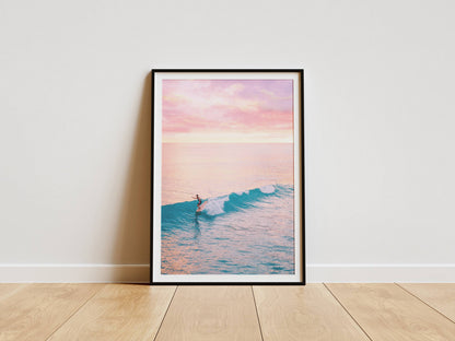 Affiche Surf au Crépuscule Rose – Vague Océanique et Ambiance Tropicale | Poster sur Papier Mat