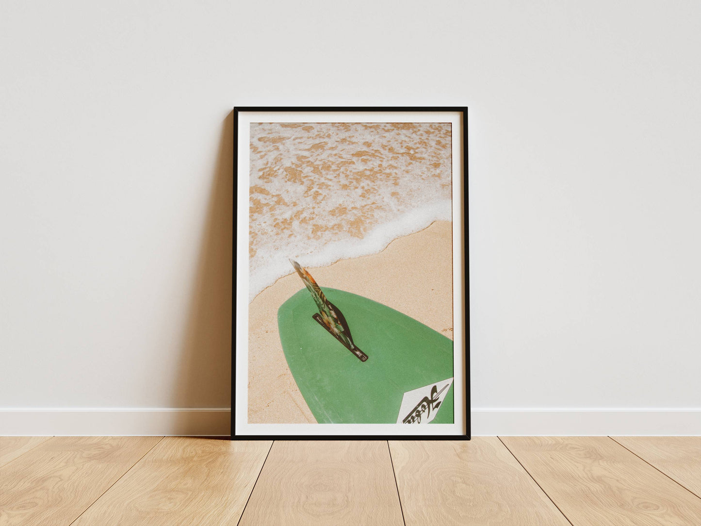 Affiche Planche de Surf sur la Plage – Esprit Océan et Évasion Estivale | Poster sur Papier Mat
