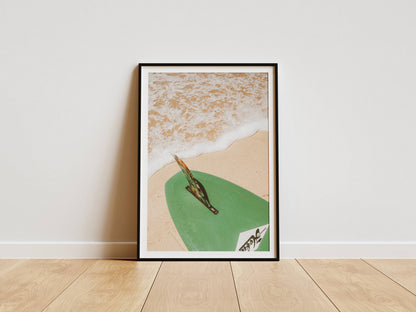 Affiche Planche de Surf sur la Plage – Esprit Océan et Évasion Estivale | Poster sur Papier Mat
