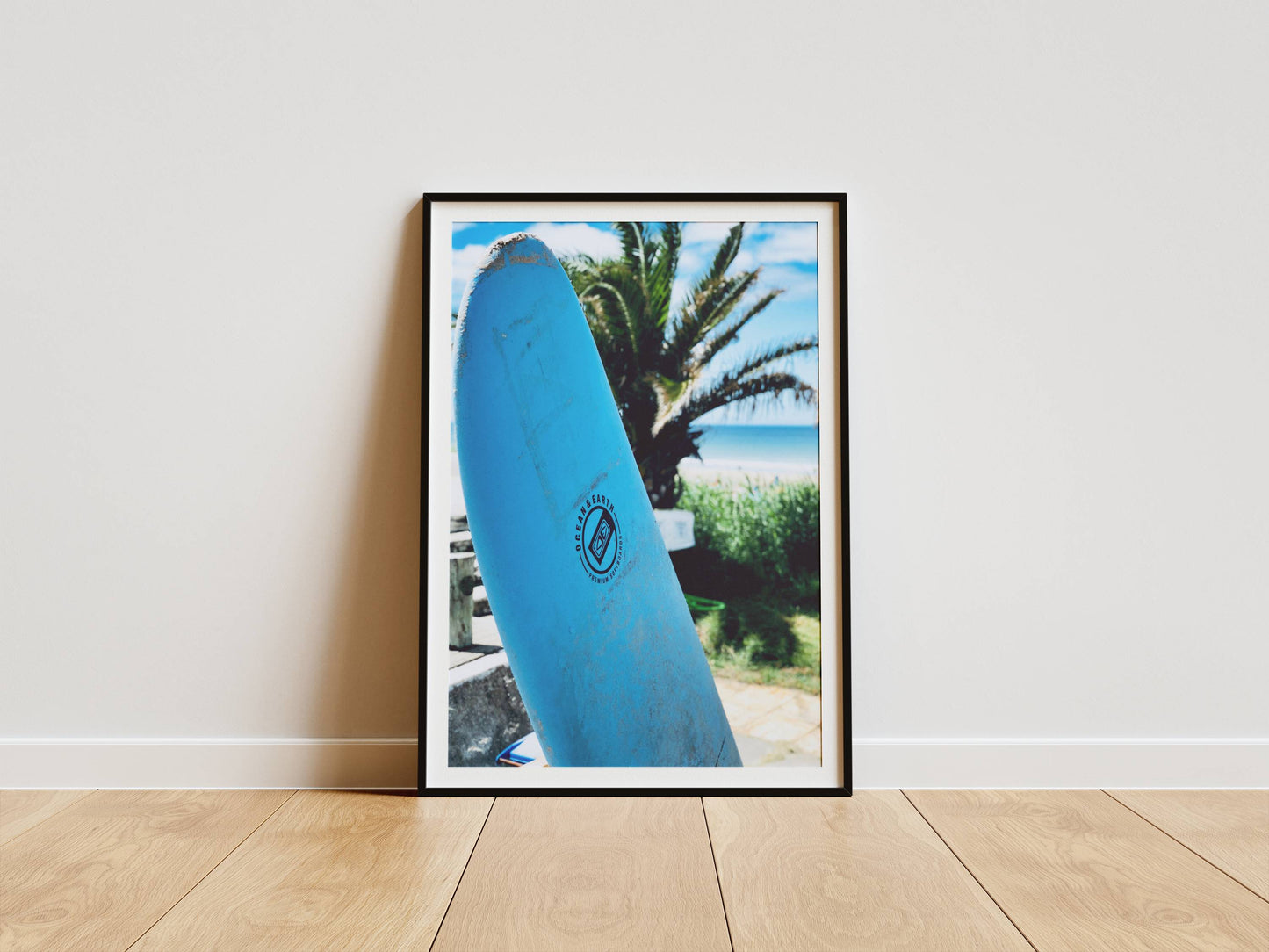 Affiche Planche de Surf Bleue – Ambiance Tropicale et Bord de Mer | Poster sur Papier Mat