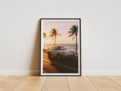 Affiche Porsche Classique en Bord de Mer – Route Côtière au Coucher du Soleil | Poster Automobile Vintage
