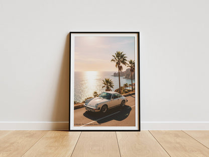 Affiche Porsche Vintage sur Route Côtière – Riviera Méditerranéenne & Évasion Automobile | Poster Sunset Premium