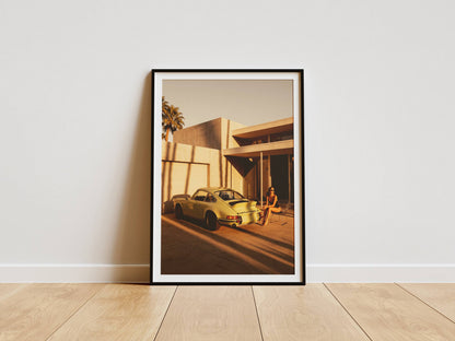 Affiche Porsche Vintage devant Villa de Luxe – Palm Springs Sunset & Élégance Rétro | Poster Automobile Premium
