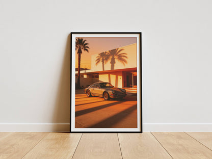 Affiche Porsche 911 au Coucher du Soleil – Lumière Californienne & Ombres de Palmiers | Poster Automobile Vintage Premium