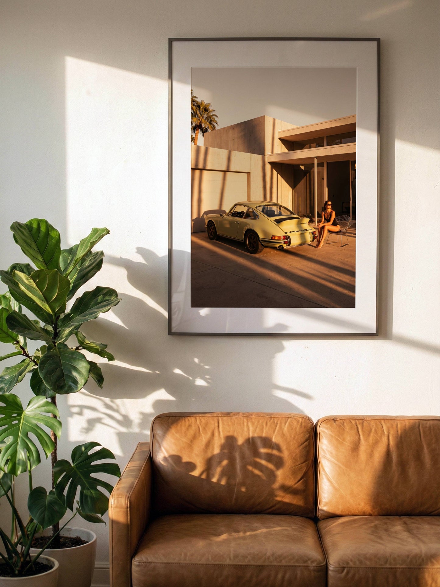 Affiche Porsche Vintage devant Villa de Luxe – Palm Springs Sunset & Élégance Rétro | Poster Automobile Premium