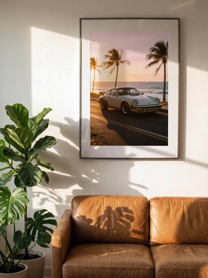 Affiche Porsche Classique en Bord de Mer – Route Côtière au Coucher du Soleil | Poster Automobile Vintage