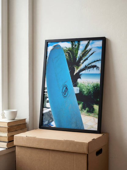 Affiche Planche de Surf Bleue – Ambiance Tropicale et Bord de Mer | Poster sur Papier Mat