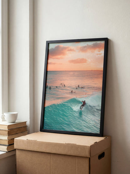 Affiche Surf au Coucher du Soleil – Vague Océanique et Horizon Doré | Poster sur Papier Mat