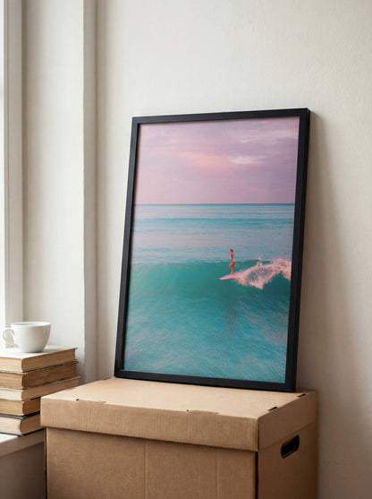 Affiche Surfeuse Minimaliste sur Vague Turquoise – Ambiance Océan et Ciel Pastel | Poster sur Papier Mat