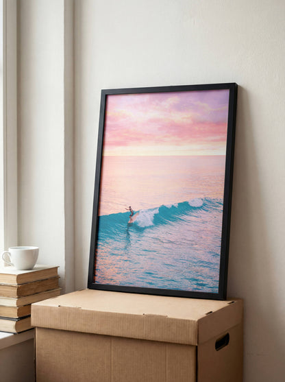 Affiche Surf au Crépuscule Rose – Vague Océanique et Ambiance Tropicale | Poster sur Papier Mat