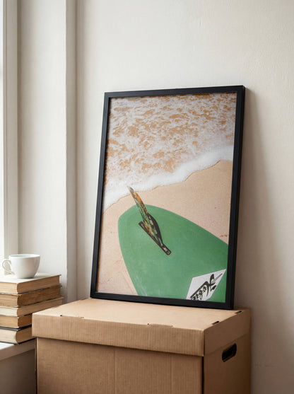 Affiche Planche de Surf sur la Plage – Esprit Océan et Évasion Estivale | Poster sur Papier Mat