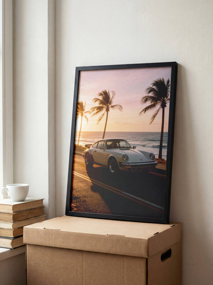 Affiche Porsche Classique en Bord de Mer – Route Côtière au Coucher du Soleil | Poster Automobile Vintage
