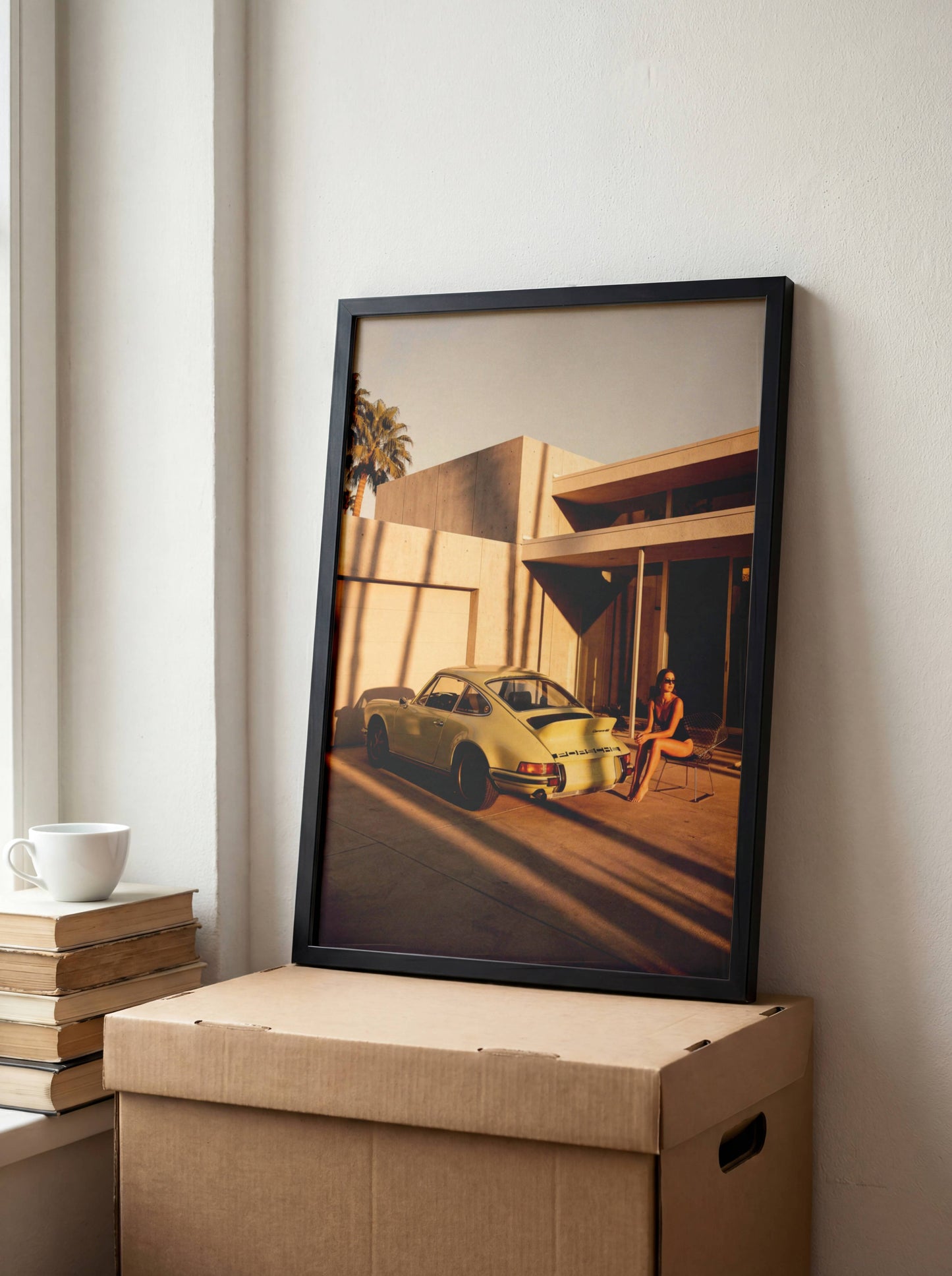 Affiche Porsche Vintage devant Villa de Luxe – Palm Springs Sunset & Élégance Rétro | Poster Automobile Premium