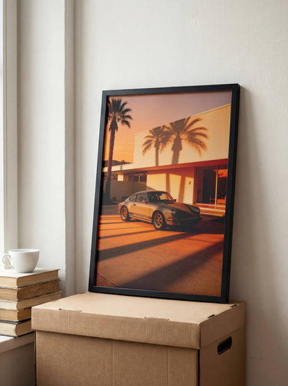 Affiche Porsche 911 au Coucher du Soleil – Lumière Californienne & Ombres de Palmiers | Poster Automobile Vintage Premium